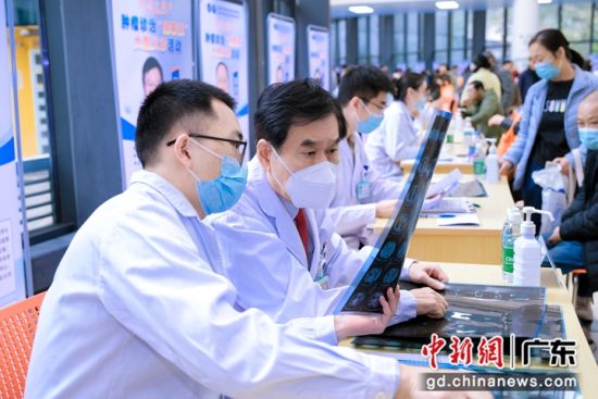 元旦當(dāng)天赫捷院士領(lǐng)銜40余位專(zhuān)家為市民義診 